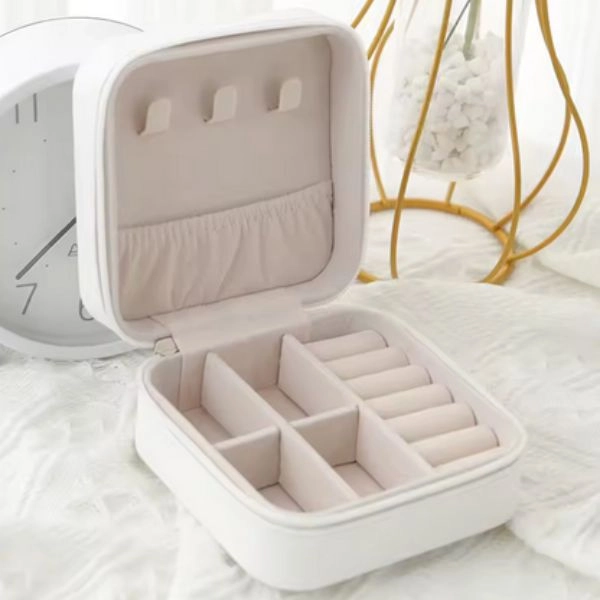 Majhna škatlica za nakit - bela